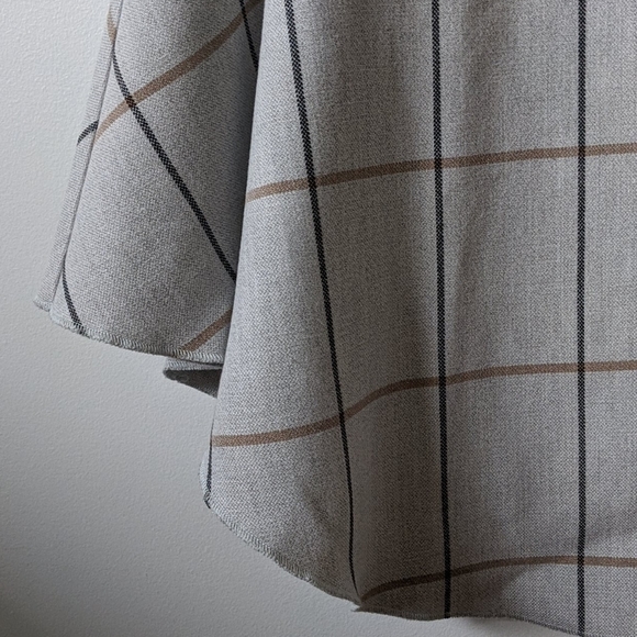 SOLD 🌿SALE 3/$25🌿 S T Y L I S H  Poncho - Picture 4 of 9